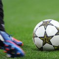 Ova slika prikazuje sutiranje fudbalske lopte.